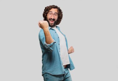 Genç aptal adam zafer jesti yaptı.