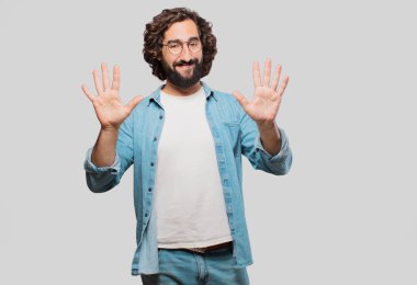 Geri sayım konsepti olan genç aptal adam.