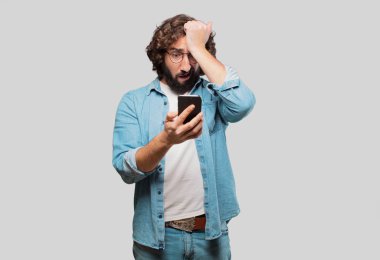 Akıllı telefonlu genç aptal adam.