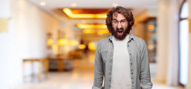 Genç aptal bağırıyor.