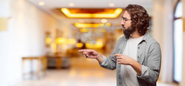 Genç aptal adam sigara içiyor.