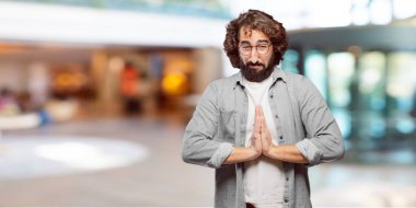 Genç aptal dua ediyor.