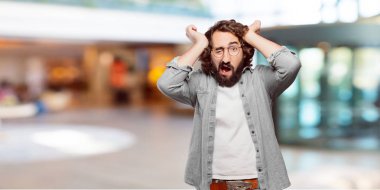 Genç aptal, korkmuş ve korkmuş.