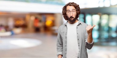 Genç aptal adam yan tarafı gösteriyor.