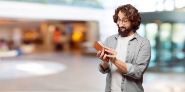 Cüzdanı olan genç aptal adam.