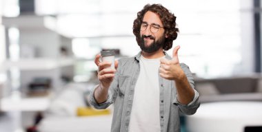 Kahveli genç aptal adam.