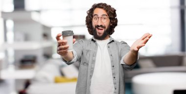 Kahveli genç aptal adam.