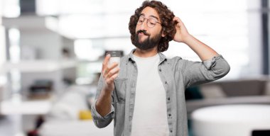 Kahveli genç aptal adam.