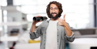 Dürbünlü genç aptal adam.