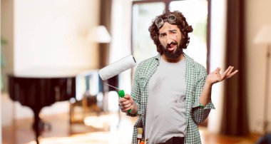 bir boya silindiri ile househusband handyman