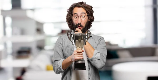 Jonge Dwaas Man Met Een Trofee — Stockfoto