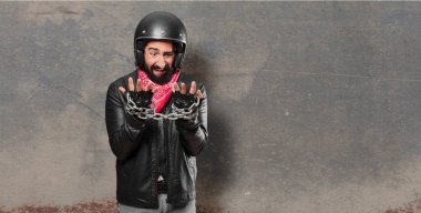 çelik zincirli motosiklet sürücüsü