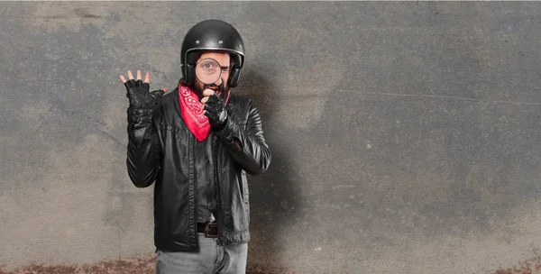 büyüteçile motosiklet sürücüsü