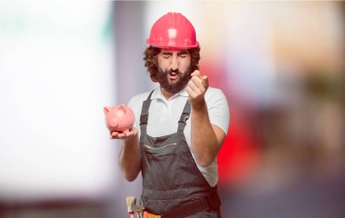 Kumbarası olan genç bir işçi.