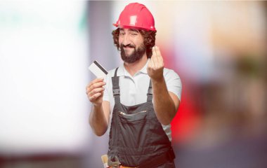 Kredi kartıyla çalışan genç bir adam.