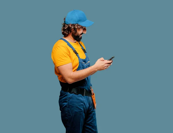 Trabalhador Adulto Faz Tudo Com Smartphone — Fotografia de Stock