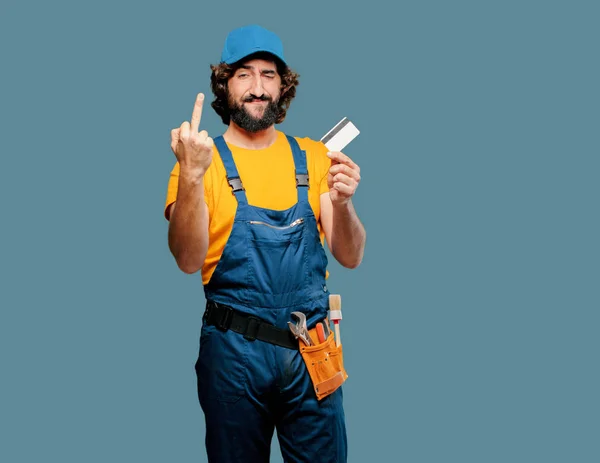 Trabalhador manual com cartão de crédito — Fotografia de Stock