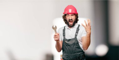 İngiliz anahtarı olan genç bir işçi.