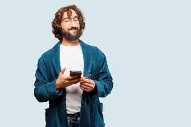 Bornoz giyip gece elbisesi giyen genç bir adam.