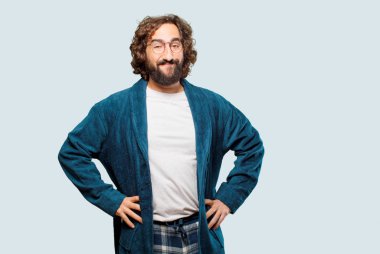 Bornoz giyen genç adam tatmin oldu.