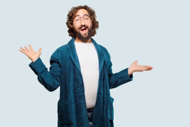 Bornoz giyen genç adam tatmin oldu.