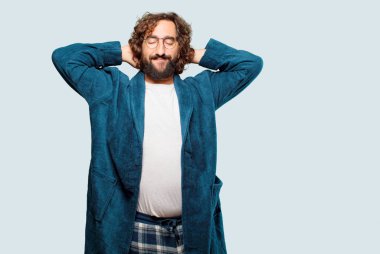 Bornoz giyen genç adam tatmin oldu.