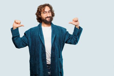 Bornoz giyen genç adam tatmin oldu.