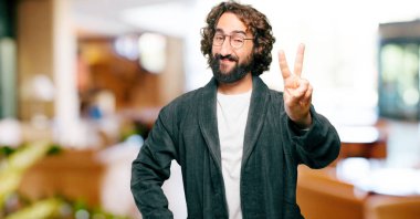 Bornoz giyen genç adam geri sayım yapıyor.