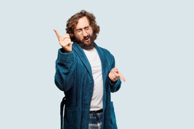 Bornoz giyen genç adam dans ediyor.