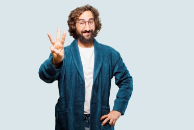 Bornoz giyen genç adam geri sayım yapıyor.