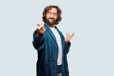 Bornoz giyen genç adam dans ediyor.