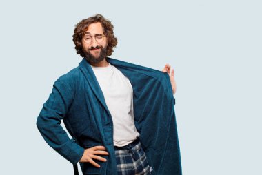 Bornoz giyen genç adam gururlu ve memnun.