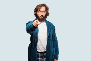 Üzerinde işaret işareti olan bornoz geceliği giyen genç adam.