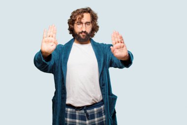 Bornoz giyen genç adam. Üzerinde korku işareti olan gece elbisesi.