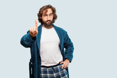 Bornoz giyen genç adam. Üzerinde korku işareti olan gece elbisesi.