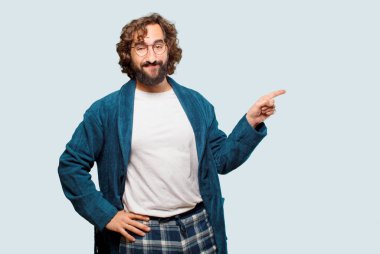 Üzerinde işaret işareti olan bornoz geceliği giyen genç adam.