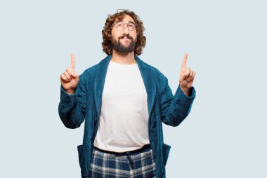 Üzerinde işaret işareti olan bornoz geceliği giyen genç adam.