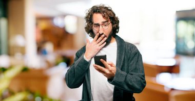 Bornoz giyip gece elbisesi giyen genç bir adam.