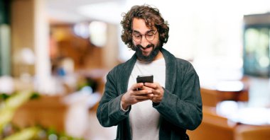 Bornoz giyip gece elbisesi giyen genç bir adam.