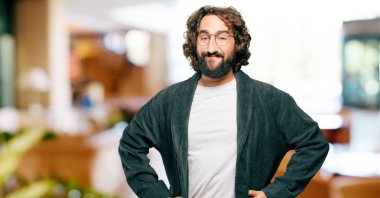 Bornoz giyen genç adam tatmin oldu.