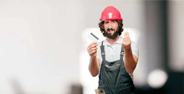 Joven Trabajador Con Tarjeta Crédito —  Fotos de Stock