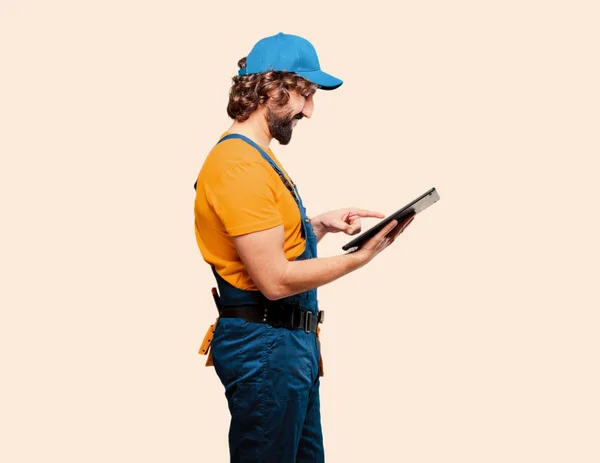 Volwassen Klusjesman Werknemer Met Een Tablet — Stockfoto