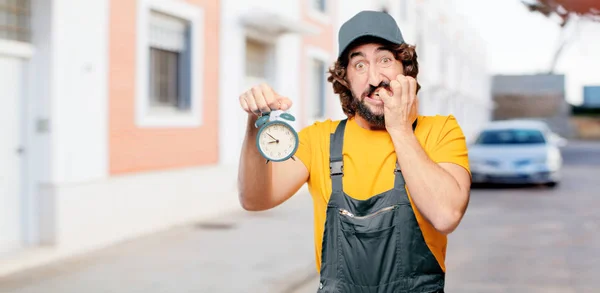 Trabajador de mantenimiento con despertador — Foto de Stock