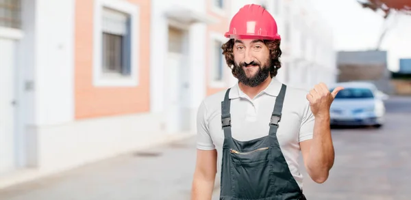 Jovem Trabalhador Apontando Para Lado — Fotografia de Stock