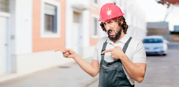 Jovem Trabalhador Apontando Para Lado — Fotografia de Stock