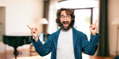 Zafer işareti olan bornoz giymiş genç bir adam.