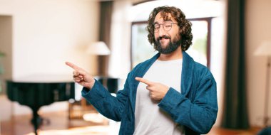 Üzerinde işaret işareti olan bornoz geceliği giyen genç adam.