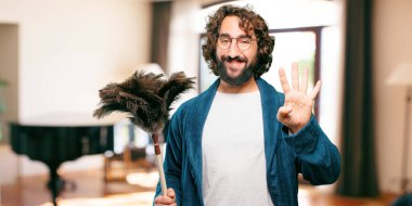 Bornoz giyip, toz bezi giyen genç adam.