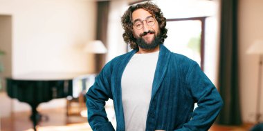 Bornoz giyen genç adam tatmin oldu.