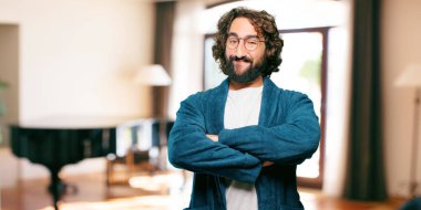 Bornoz giyen genç adam tatmin oldu.